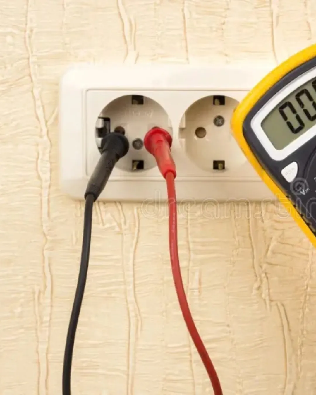 Spanning doormeten bij een stopcontact met een multimeter