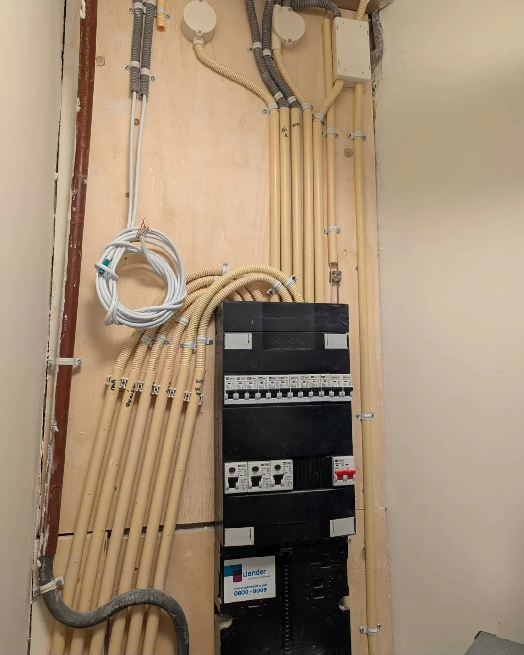 Bekabeling en aansluitingen in een meterkast